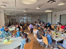 gut gefüllte Mensa beim Schulfest