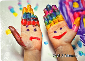 bemalte Hände als trauriges und lachendes Gesicht