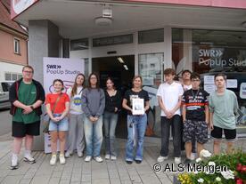 Gruppenbild vor dem SWR PopUp-Studio