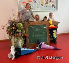 Die ErstklässlerInnen mit ihrer Klassenlehrerin