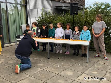 Zweitklässler begrüßen Klassenkameraden musikalisch