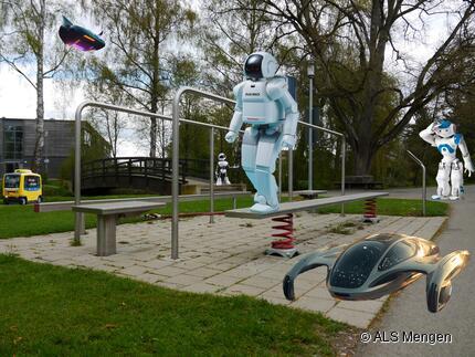 Bearbeitetes Foto: Roboter an Spielgeräten an der Ablach