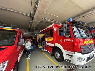 Auszubildende besuchen die Feuerwehr 