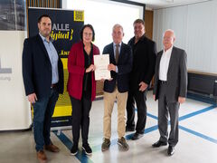 Minister Thomas Strobel übergibt Förderbescheid 