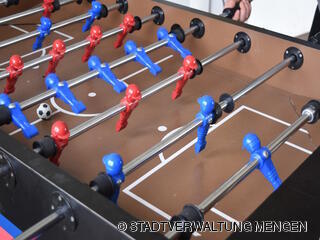 Der Tischkicker kommt bei den Jugendlichen gut an.