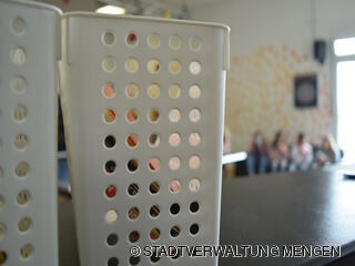 Nachdem die alkoholfreien Cocktails gemixt wurden, schauen die Schülerinnen beim Tischtennis zu.