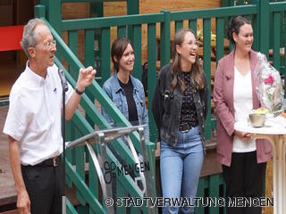 Pfarrer Stefan Einsiedler und das Team des Naturkindergartens 