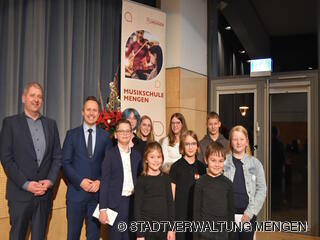 Schulleiter André Streich und Bürgermeister Philip Schwaiger gratulieren und ehren die bei den Wettbewerben erfolgreichen Schülerinnen und Schüler der Musikschule Mengen.