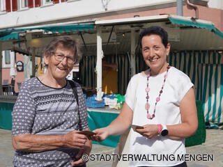 Frau Doktor Knittel (links) freut sich über die Aktion der Nachhaltigkeitsbeauftragten.