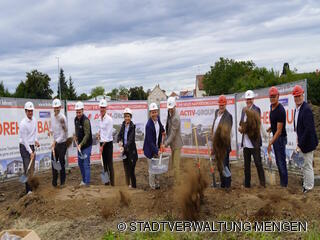 Die zuständigen Mitarbeiter der Activ-Group, von Dreher Bau, Netto, Edeka und Schneckenburger machen mit Bürgermeister Schwaiger den Spatenstich für das Hepp-Areal