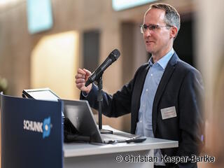 Dr. Sönke Voss hält seinen Vortrag über den Wirtschaftsstandort.