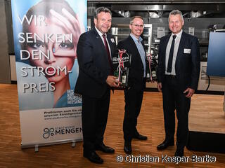 Bürgermeister Stefan Bubeck (rechts) übergibt Geschenke an Sönke Voss (Mitte) und Markus Kleiner (links).