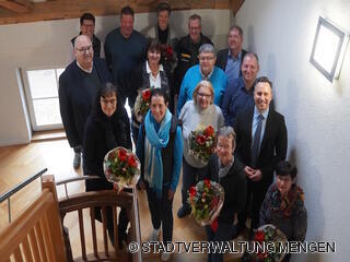 Bürgermeister Philip Schwaiger gratuliert allen Jubilaren und Ruheständlern und dankt ihnen für Ihren Einsatz.  