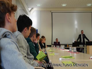 Die Jugendlichen nehmen kein Blatt vor den Mund und fragen Bürgermeister Bubeck, was er künftig für die Jugendlichen in der Stadt machen möchte.