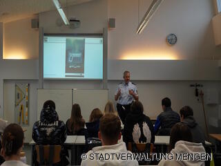 Fabian Hengstler in der 10. Klasse mit der Filmsequenz zu #machdeinhandynichtzurwaffe