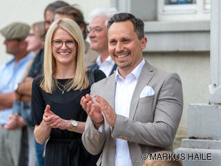 Der neu gewählte Bürgermeister Mengens, Philip Schwaiger mit seiner Ehefrau Larissa.