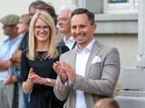 Der neu gewählte Bürgermeister Mengens, Philip Schwaiger mit seiner Ehefrau Larissa. 