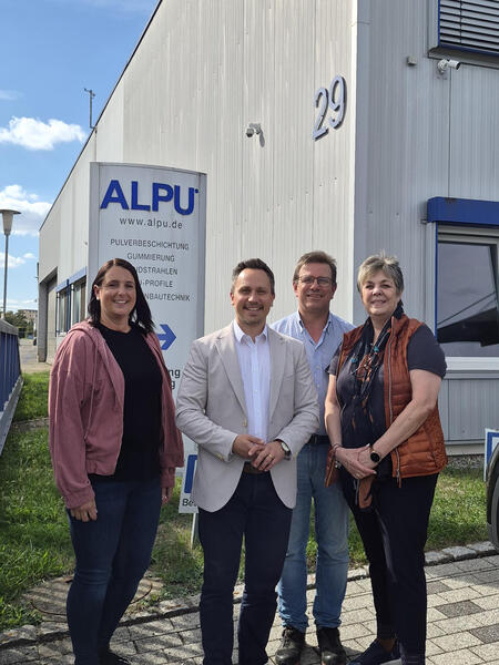Produktionsleiterin Nadine Gerecht, Bürgermeister Philip Schwaiger sowie die Geschäftsführer Joachim Bauer und Isabella Battenberg vor dem Firmengebäude in der Bussenstr. 29 Produktionsleiterin Nadine Gerecht, Bürgermeister Philip Schwaiger sowie die Geschäftsführer Joachim Bauer und Isabella Battenberg vor dem Firmengebäude in der Bussenstr. 29