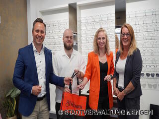 Gut gelaunt und mit den besten Wünschen im Gepäck: Bürgermeister Philip Schwaiger (links) und Wirtschaftsförderin Kerstin Keppler (rechts) gratulieren den beiden Inhabern, Lukas Obermaier und Yvonne Trautmann, zum neuen Geschäft. 