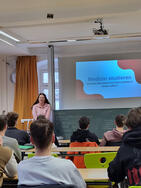 Medizinstudentin informiert Gymnasiasten über Studium