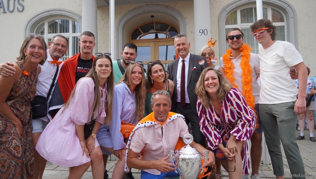 Beste Stimmung bei der Siegerehrung: Das Team aus Haarlem (Niederlande) holt erstmals den Pokal. (Foto: Stadt Mengen)
