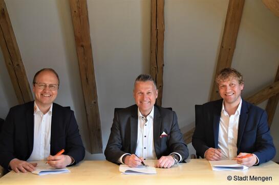 Die Freude über die Vertragsunterzeichnung und den Baubeginn ist bei Tobias Löffler (von links), Bürgermeister Stefan Bubeck und Peter Löffler groß. (Foto: Stadt Mengen)