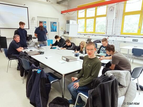 Bei Schunk ist das gemeinsame Verfassen der Tagesberichte als letzte Tätigkeit vor dem Feierabend üblich. (Foto: Start-klar)