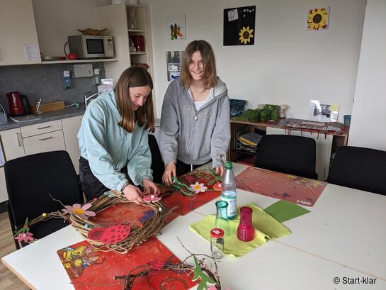 Unsere Praktikantinnen beim Basteln mit den Bewohner-innen. (Foto: Start-klar)