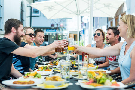 Essen und Trinken in Mengen
