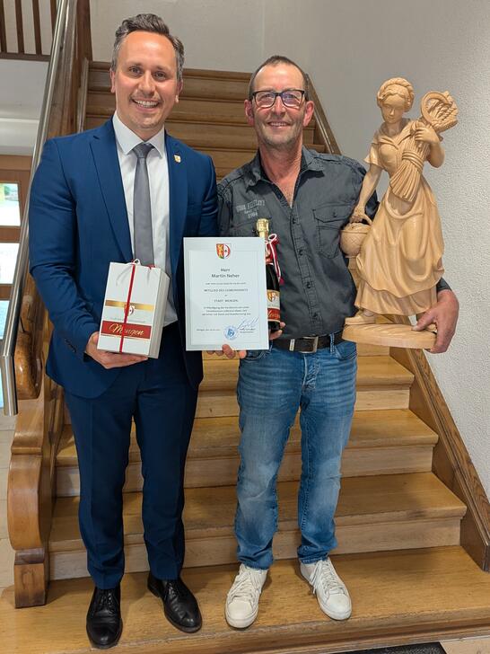 Bürgermeister Philip Schwaiger mit dem scheidenden Stadtrat Martin Neher
