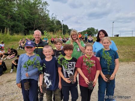 Die Siegerinnen und Sieger des diesjährigen Waldtags: Die Gruppe Wildschwein (aus Klasse 4c): Pascal Baur, Stas Becker, Amelie Cilento, Akim Lehleiter, Alexandra Müller, Lukas Weiß mit ihrer Klassenlehrerin Stefanie Sommer, Revierförster Stefan Vellmar und Organisatorin Heike Sigg (rechts hinten). (Foto: Stadt Mengen)