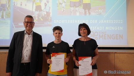 Für seine wiederholt guten Leistungen gibt es eine Urkunde für Robin Flatz vom TV Mengen, Abteilung Leichtathletik. 