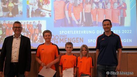 Die Abteilung Schwimmen des TV Mengen freut sich über Bronze und die Urkunden der Stadt. 