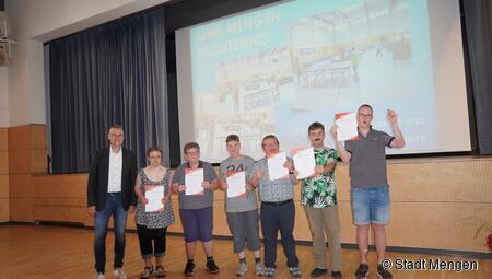 Die Tischtennisspieler der OWB nehmen gut gelaunt ihre Urkunden an. 