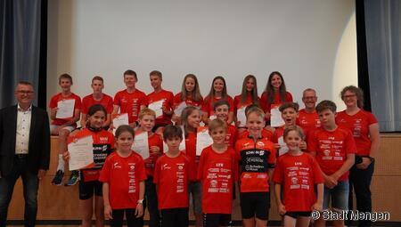 Die Triathleten des TV Mengen räumen bei der Sportlerehrung viele Urkunden für ihre Leistungen ab. 