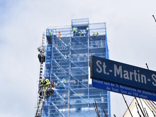 Die Drehleiter reicht nicht bis ganz nach oben, die Rettungskräfte nutzen daher die Treppe. (Foto: Stadt Mengen)