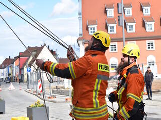 Das Abseilen wird vorbereitet. (Foto: Stadt Mengen)