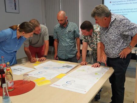 Die Teilnehmenden des Workshops beraten mit den Fachleuten des Ingenieurbüros Bernard. (Foto: Stadt Mengen)