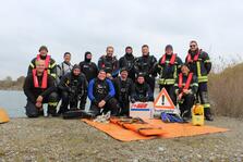 Der neue Feuerwehrtaucher Florian Mickert und die neuen Lehrtaucher Jörg Heinzelmann, Stefan Widmann und Peter Bühler (vordere Reihe ab zweiter, von links) mit den Prüfern und Helfern der Abschlussprüfung