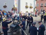 Historischer Zug beim Handdruckspritzenwettbewerb