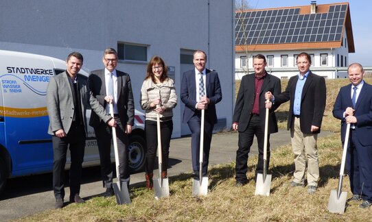 Auf dem Bild (v.l.n.r.): EnBW Kommunalberater Stefan Dangel, Bürgermeister Stefan Bubeck, Betriebsleiterin Carmen Heine, Klaus Härle (Leiter Kommunale Beziehungen Oberschwaben, EnBW), Tobias Weidlich (Technischer Leiter), Torge Andersen (Projekleiter), Dr. Andreas Kühner (Leiter Netzentwicklung Netze BW)