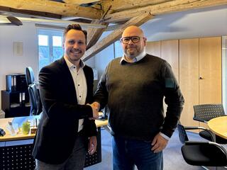 Davide Scarpinati (Vertrieb Stadtwerke Mengen) begrüßt BM Schwaiger als neuen Stromkunden.