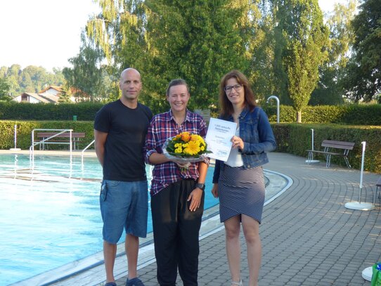 v.l.n.r Bäderleiter Christian Dinser, Lisa Eberhard, Betriebsleiterin Carmen Heine               Bild: Stadtwerke Mengen
