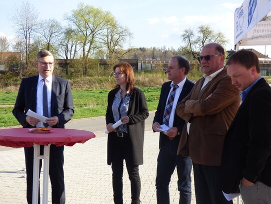 von links nach rechts: Bürgermeister Stefan Bubeck, Stadtwerke Betriebsleiterin Carmen Heine, Klaus Härle EnBW, Winfried Herter Netze BW, Torge Andersen Netze BW